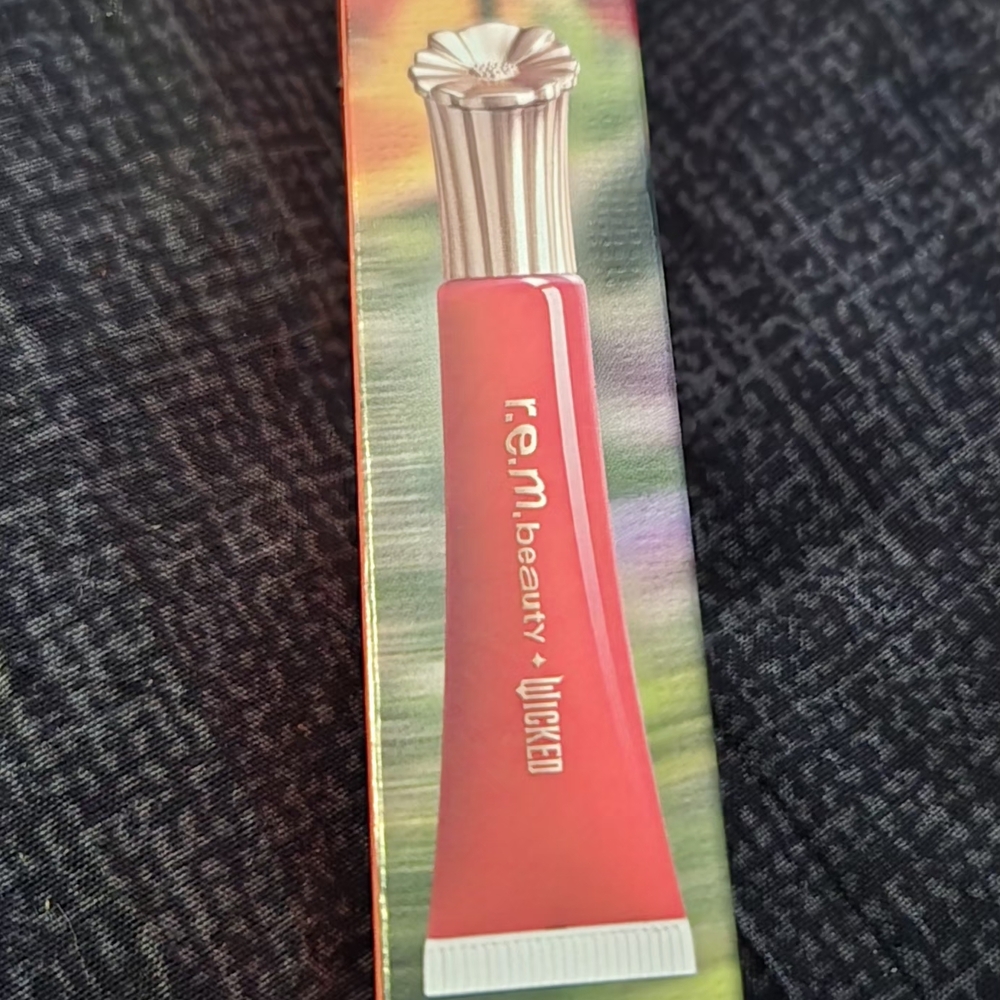 r.e.m. beauty Wicked Lip Gloss - Vibrant Red
